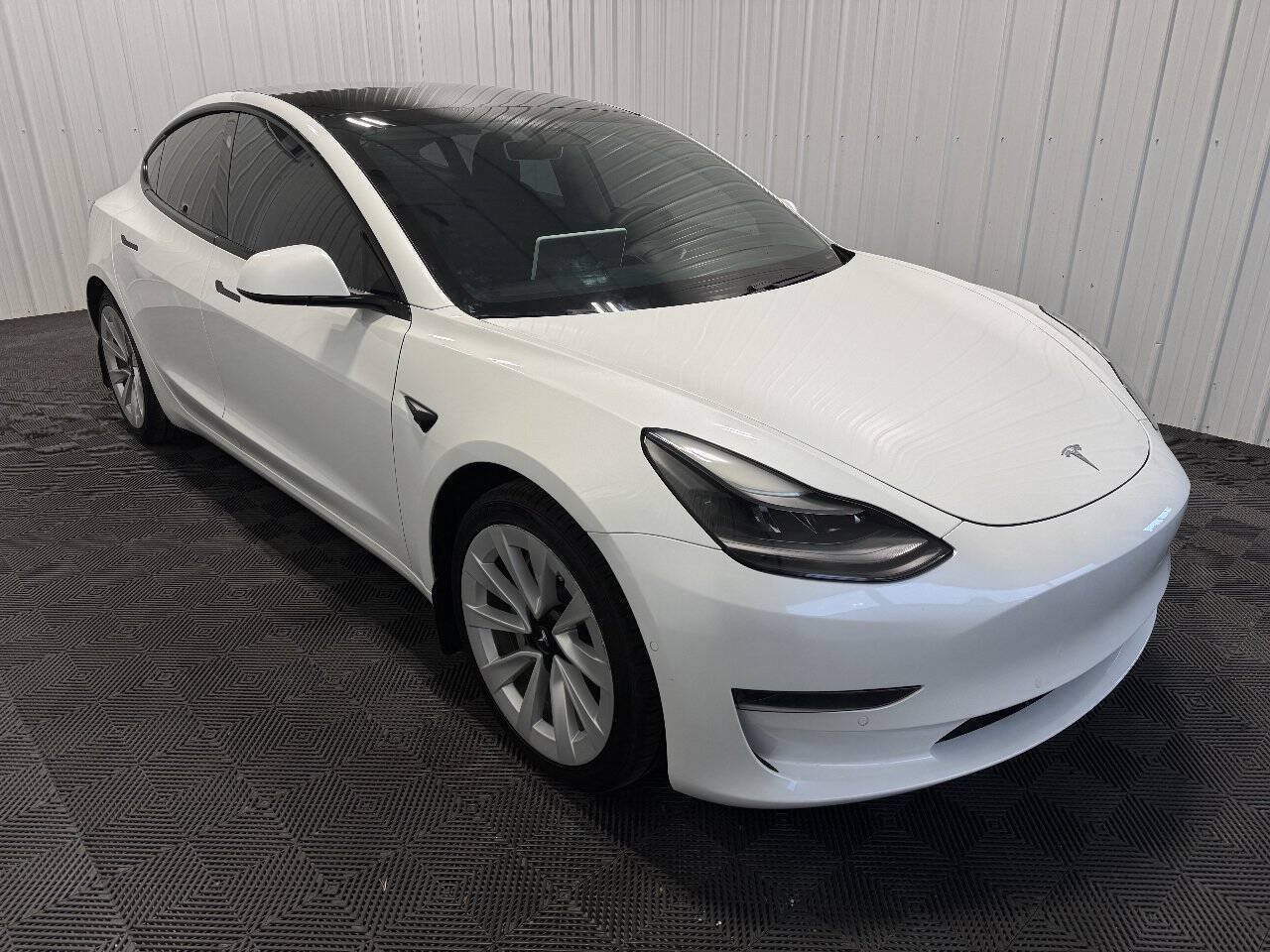 Used 2021 Tesla Model 3 Standard Range RWD image 3