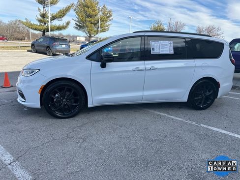 Used 2025 Chrysler Pacifica Limited image 16