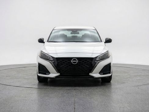 Used 2025 Nissan Altima 2.5 SV FWD image 2