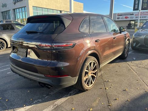 Used 2022 Porsche Cayenne Platinum Edition image 5
