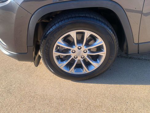 Used 2019 Jeep Cherokee Latitude Plus image 4