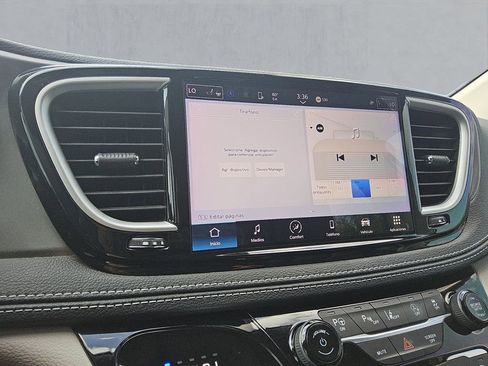 Used 2023 Chrysler Pacifica Touring-L image 19