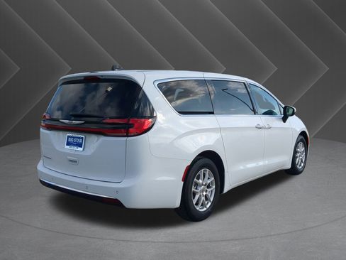 Used 2023 Chrysler Pacifica Touring-L image 3