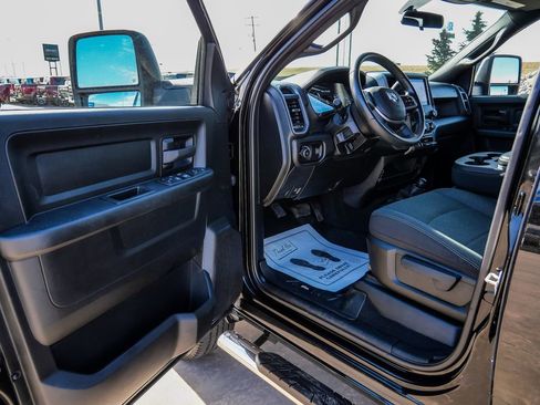 Used 2024 RAM 2500 Tradesman w/ Chrome Appearance Group image 27