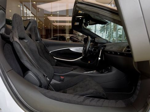 Used 2025 McLaren Artura Spider image 30