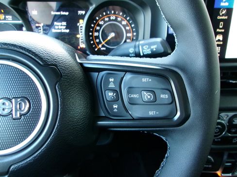 New 2025 Jeep Gladiator Sport w/ Premium Package AWD/4WD image 11