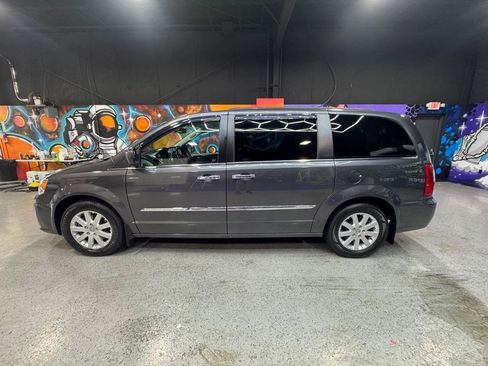 Used 2015 Chrysler Town & Country Touring w/ Driver Convenience Group FWD image 2