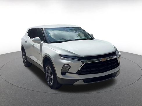 Used 2025 Chevrolet Blazer LT FWD image 3