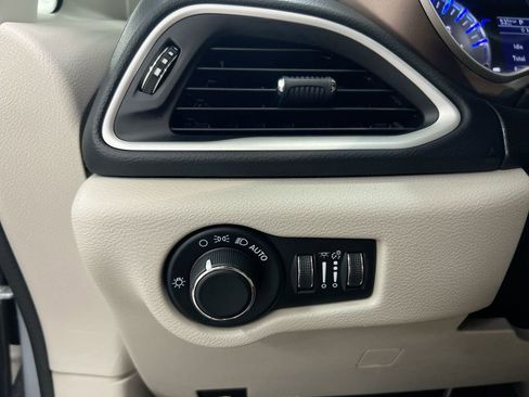 Used 2023 Chrysler Voyager LX image 18