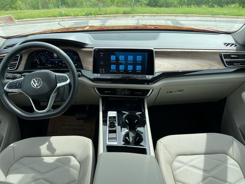 Used 2025 Volkswagen Atlas SE AWD/4WD image 18