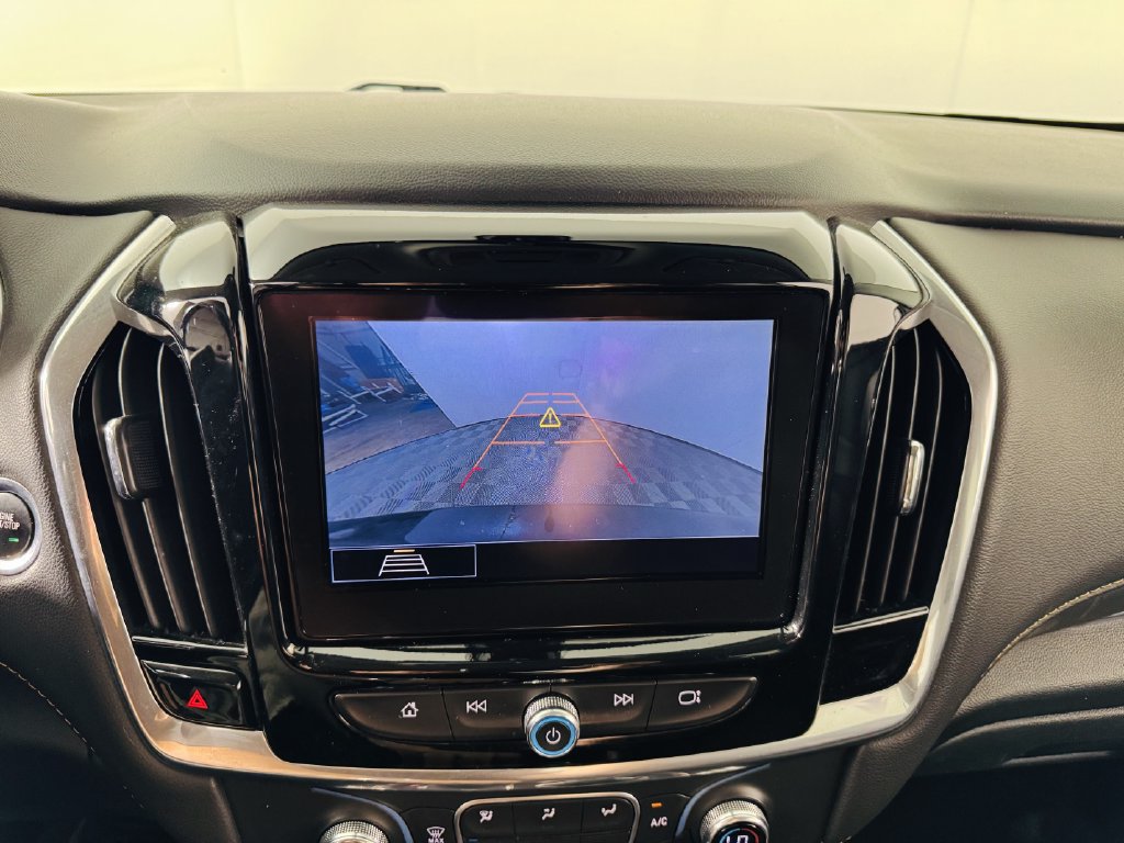 Used 2020 Chevrolet Traverse LT FWD image 2