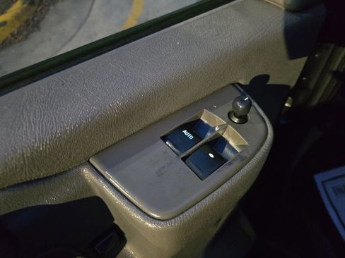 Used 2018 Chevrolet Express 2500 w/ Driver Convenience Package image 12