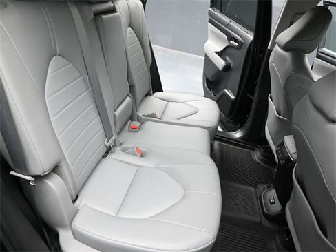 Used 2022 Toyota Highlander XLE image 27