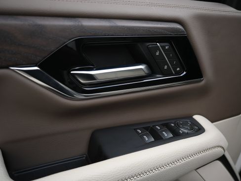 Used 2025 GMC Yukon Denali w/ Sun & Power Step Package image 18