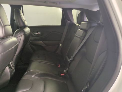 Used 2019 Jeep Cherokee Limited image 16