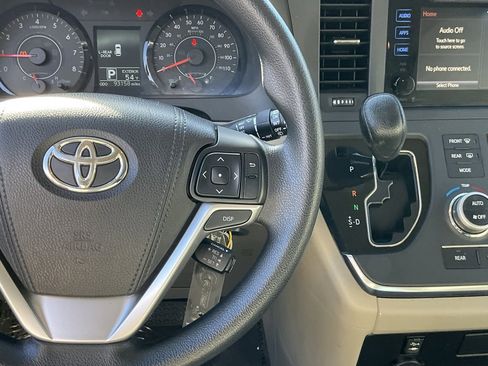 Used 2015 Toyota Sienna LE image 41