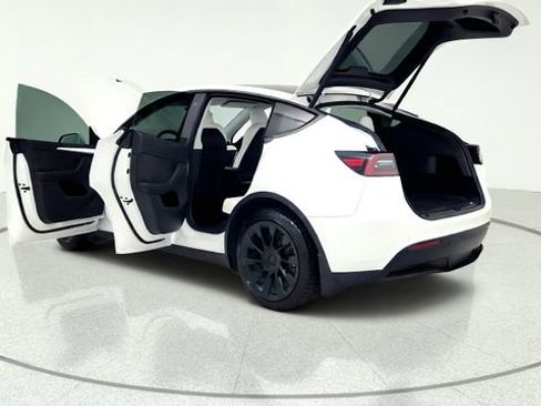 Used 2022 Tesla Model Y Long Range AWD/4WD image 16
