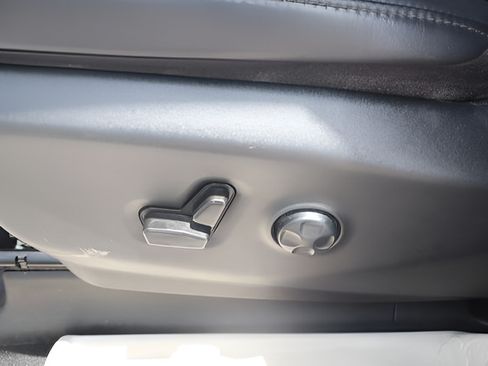 Used 2023 Chrysler Pacifica Touring-L FWD image 16