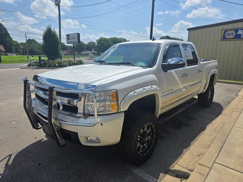 Used 2011 Chevrolet Silverado 1500 LTZ w/ LTZ White Diamond Edition AWD/4WD image 4