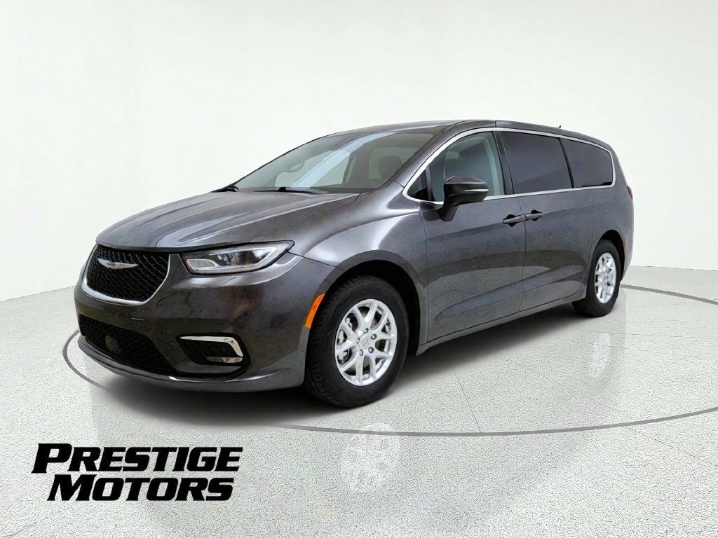 Used 2023 Chrysler Pacifica Touring-L FWD image 3