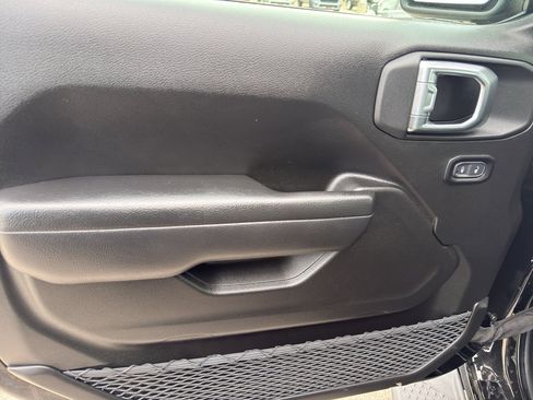 Used 2025 Jeep Gladiator Sport image 14