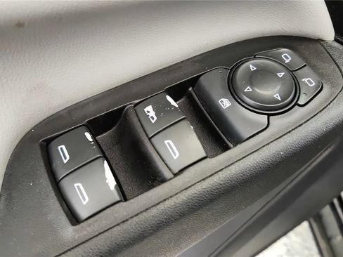 Used 2018 Chevrolet Equinox LS FWD image 31