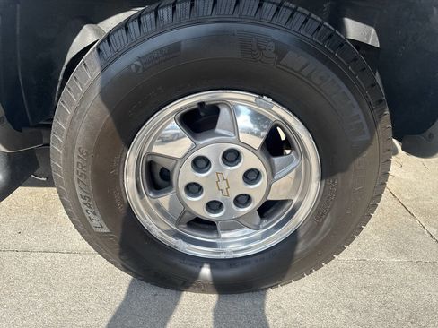 Used 2000 Chevrolet Suburban LS w/ LS Preferred Equipment Group image 26