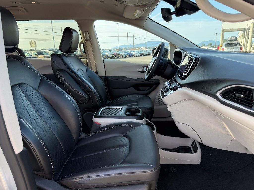Used 2024 Chrysler Pacifica Touring-L FWD image 13