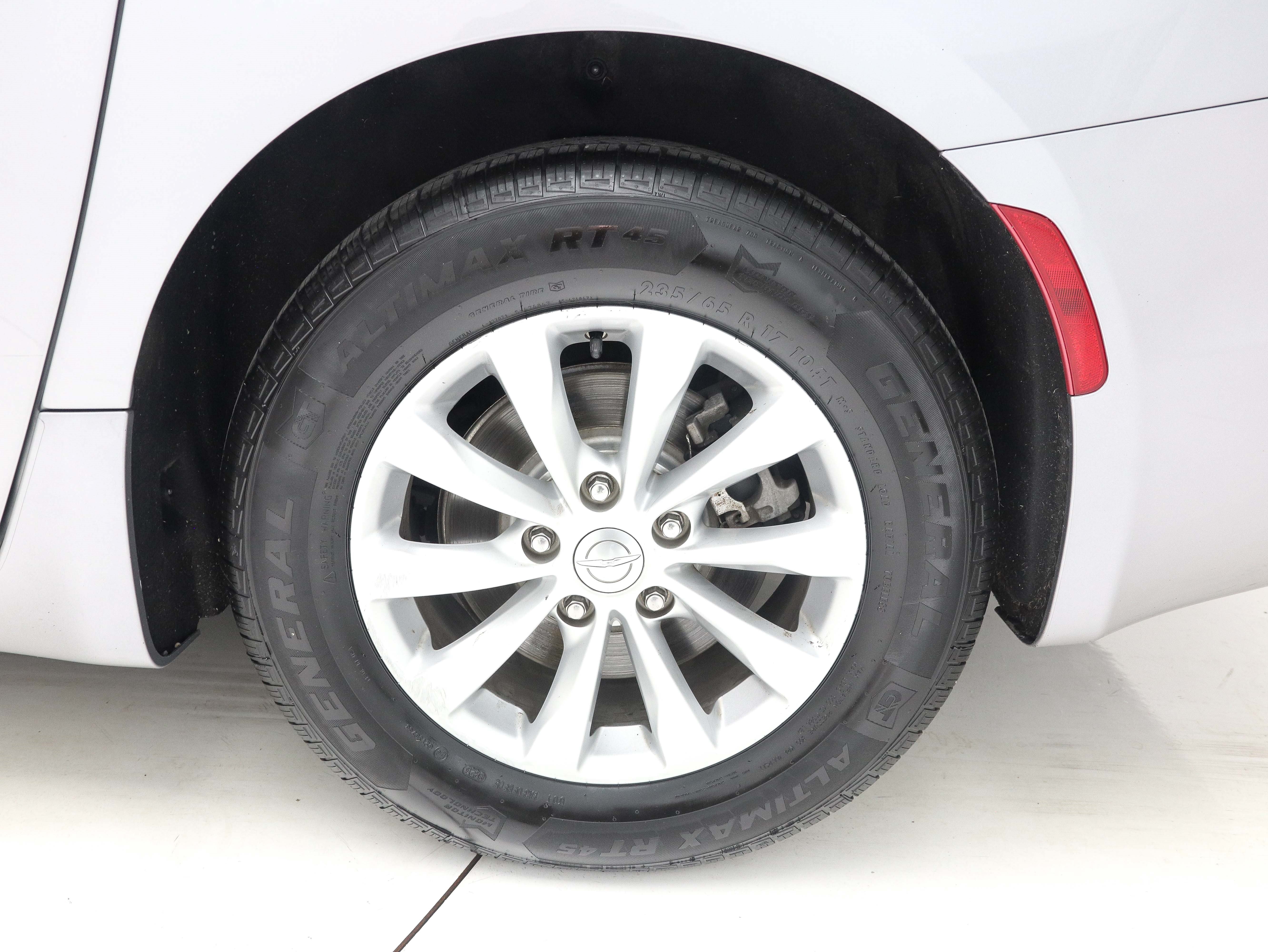Used 2017 Chrysler Pacifica Touring-L FWD image 30