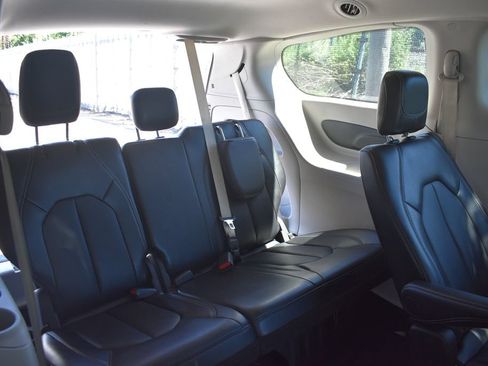 Used 2024 Chrysler Pacifica Touring-L FWD image 29