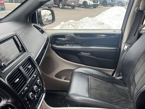 Used 2019 Dodge Grand Caravan SXT image 18