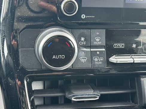 Used 2021 Toyota Highlander LE image 29