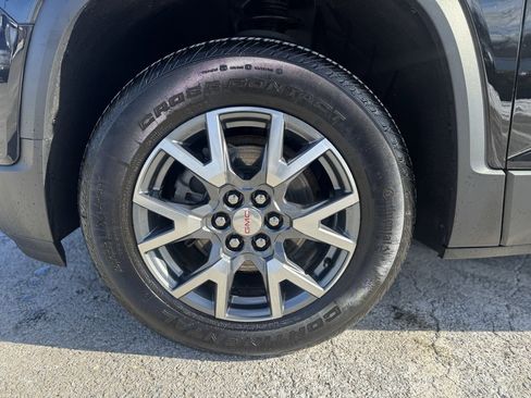 Used 2023 GMC Acadia SLT image 3