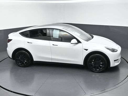 Used 2023 Tesla Model Y Long Range AWD/4WD image 40