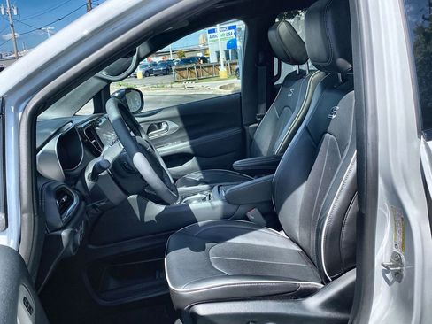 Used 2024 Chrysler Pacifica Limited w/ S Appearance Package image 12