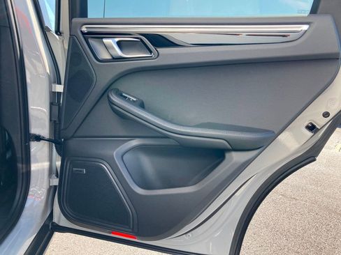 Used 2025 Porsche Macan image 32