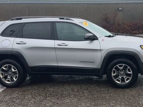 Used 2019 Jeep Cherokee Trailhawk w/ Cold Weather Group image 9
