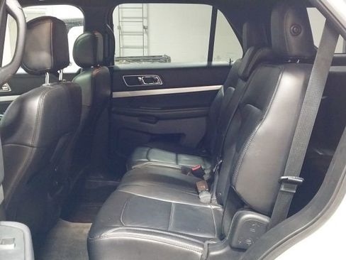 Used 2016 Ford Explorer XLT w/ Equipment Group 202A image 7