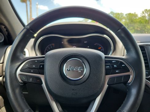 Used 2018 Jeep Grand Cherokee Laredo AWD/4WD image 18