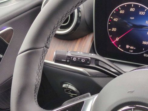 Used 2025 Mercedes-Benz GLC 300 4MATIC image 26