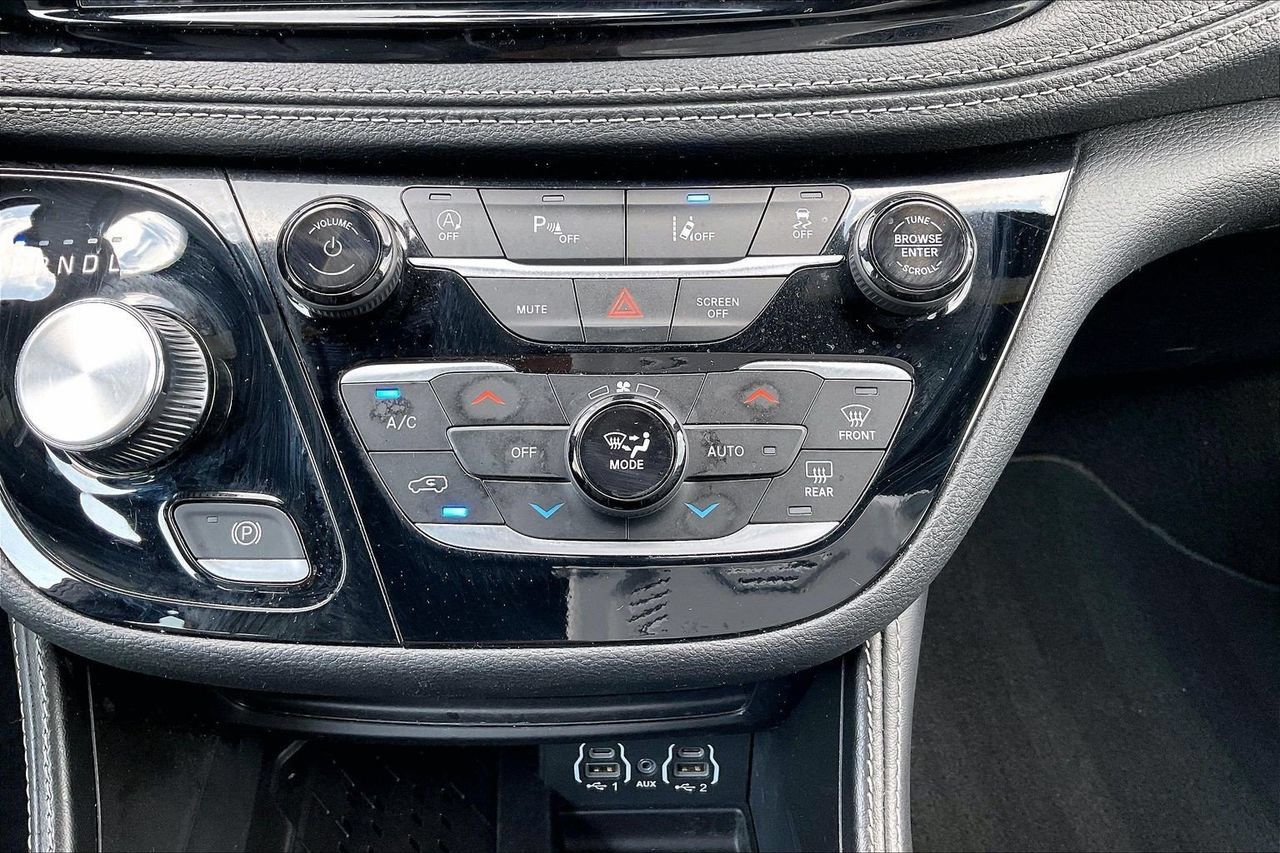 Used 2025 Chrysler Pacifica Limited FWD image 19