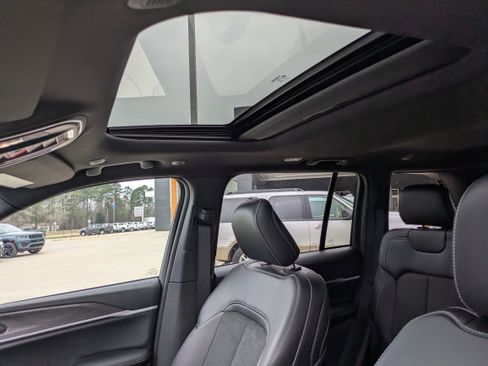 New 2026 Jeep Grand Cherokee Altitude image 9