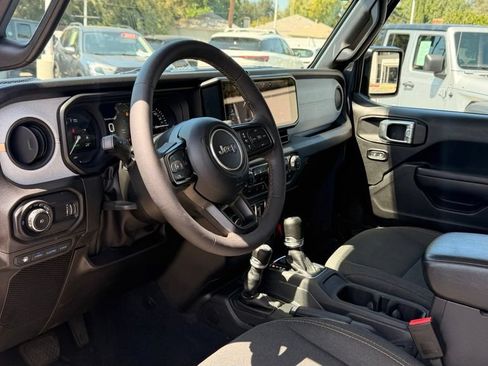 Used 2024 Jeep Wrangler Unlimited w/ Convenience Group AWD/4WD image 4
