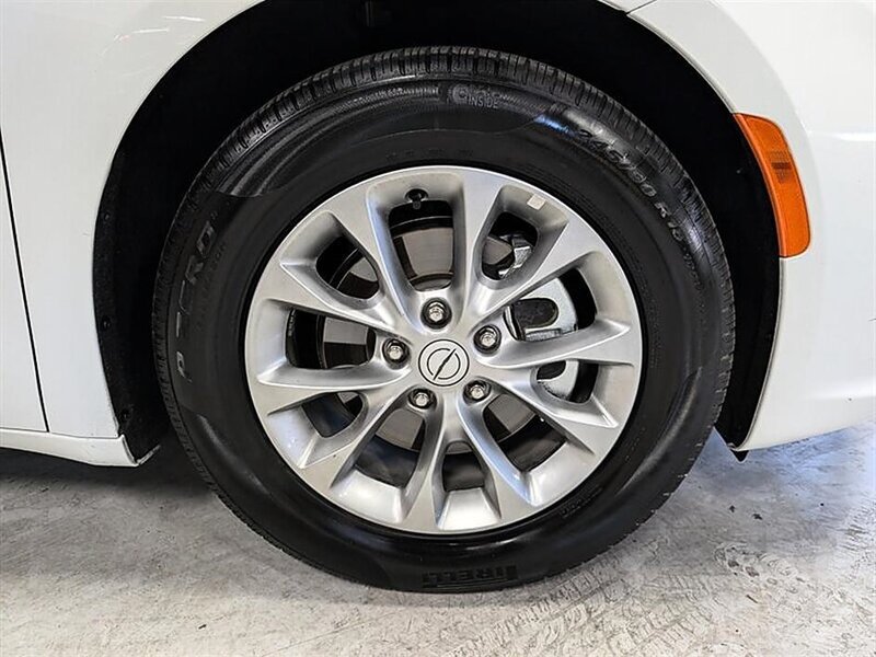 Used 2026 Chrysler Pacifica Limited FWD image 12