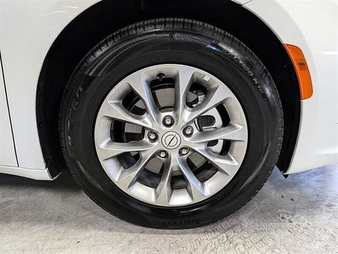 Used 2026 Chrysler Pacifica Limited FWD image 12