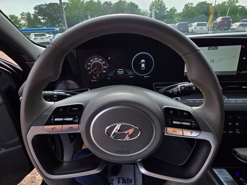 Used 2023 Hyundai Elantra SEL w/ Convenience Package FWD image 13