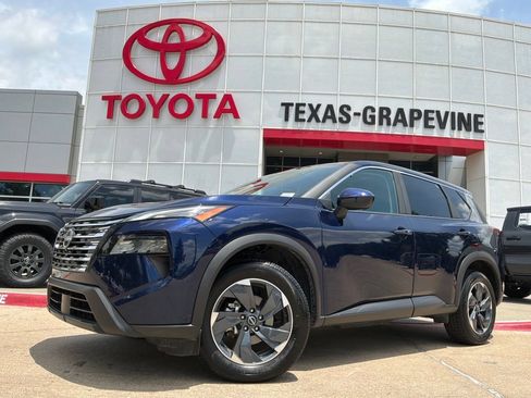 Used 2025 Nissan Rogue SV FWD image 2