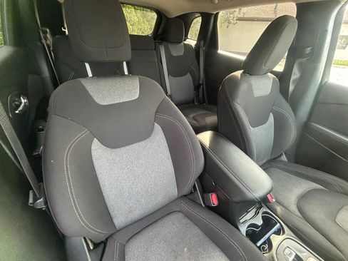 Used 2018 Jeep Cherokee Latitude w/ Cold Weather Group AWD/4WD image 15