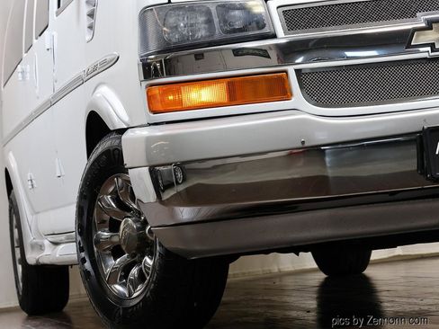 Used 2010 Chevrolet Express 3500 LT w/ LT Preferred Equipment Group image 4