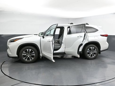 Used 2022 Toyota Highlander XLE image 37
